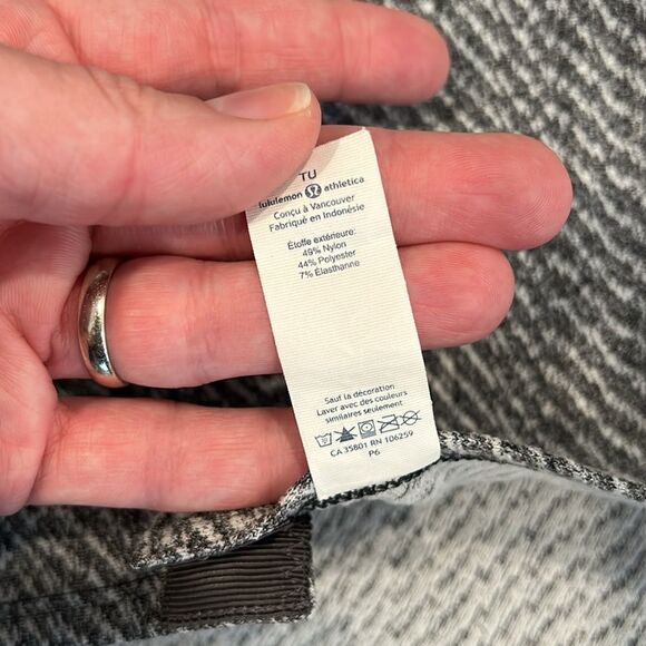 Lululemon Vinyasa Wrap
Hazy Heather Heathered White Heathered Black / Gray - Picture 8 of 11